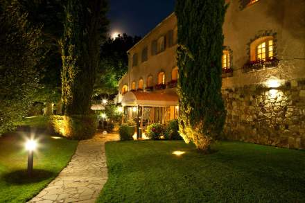 → Hostellerie Pennafort · Hotel and Gastronomic Restaurant · Var 83 - Building by night